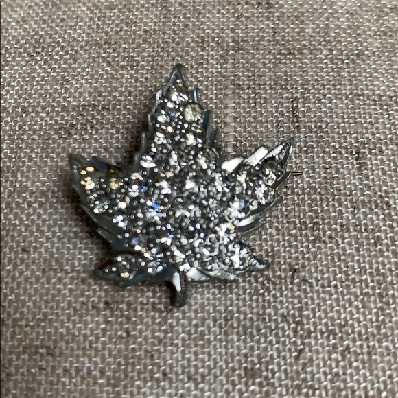 Anthony Jewelry - Anthony signed 1940s silver leaf crystal pin❣️